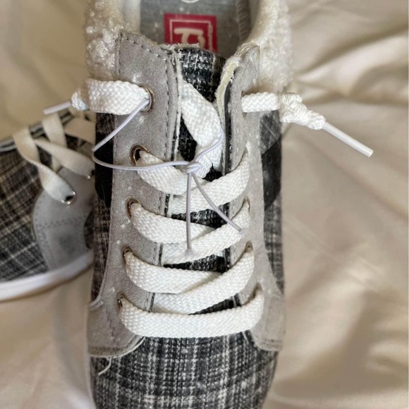 Women's Size 9 Slip on sneaker - White fur trim and plaid design.
**NEW** - Picture 7 of 7